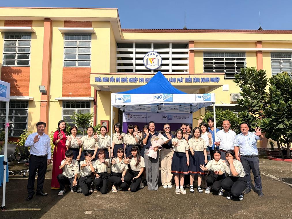 CÔNG TY TNHH LON NƯỚC GIẢI KHÁT TBC-BALL VIỆT NAM TRAO TẶNG THIẾT BỊ KIẾN TẠO KHU VỰC HỌC TẬP, NGHỈ NGƠI CHO HỌC SINH - SINH VIÊN 1792716331144_214455434240936613_5943814534267346720_430b92f18d00153b4611f3461585e0e7